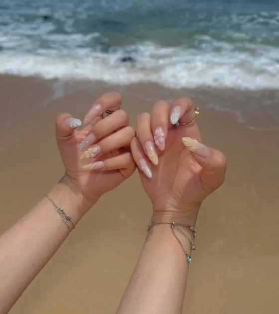 Hai bàn tay làm móng tại Nails 4U trên nền biển Đà Nẵng